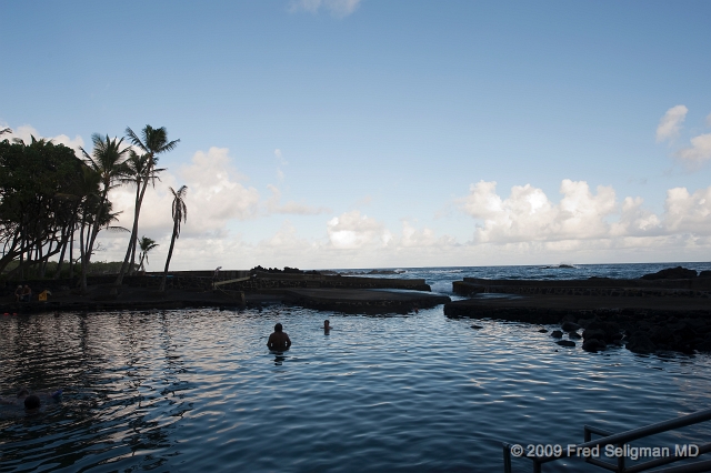 20091103_163836D3.jpg - The spring and ocean fed pool at  Ahalanui State Park.  It is volcanically heated to about 95 degrees. spring and ocean fed pool at  Ahalanui State Park.  It is volcanically heated to about 95 degrees.