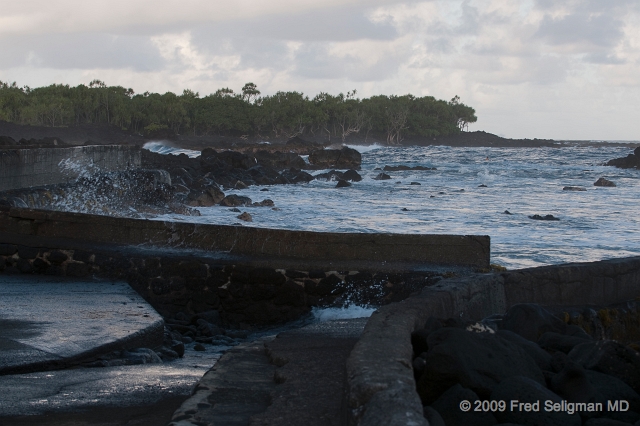 20091103_164025D3.jpg - The spring and ocean fed pool at  Ahalanui State Park.  It is volcanically heated to about 95 degrees. spring and ocean fed pool at  Ahalanui State Park.  It is volcanically heated to about 95 degrees.