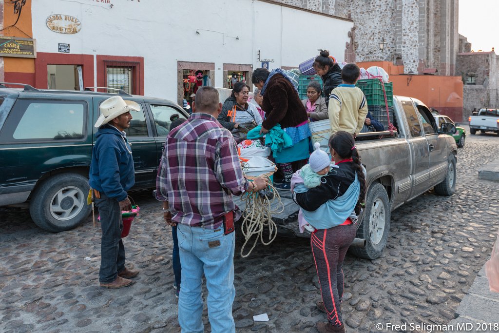 20180102_185942 D850.jpg - Large family packs into a truck, San Miguel de Allende